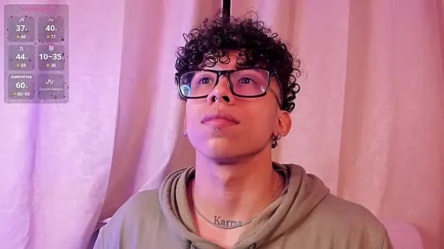 Snapshot of AkazaBoy_ chatting on 12.05.25 AkazaBoy online show from 12.05.25