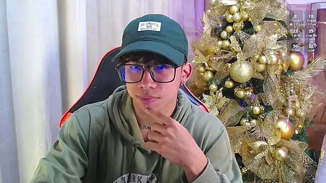 Snapshot of AkazaBoy_ chatting on 12.17.25 AkazaBoy online show from 12.17.25