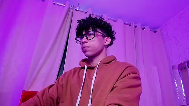 Snapshot of AkazaBoy_ chatting on 12.18.25 AkazaBoy online show from 12.18.25