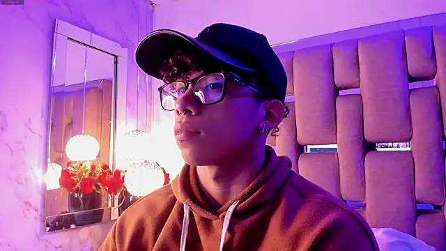 Snapshot of AkazaBoy_ chatting on 12.20.25 AkazaBoy online show from 12.20.25