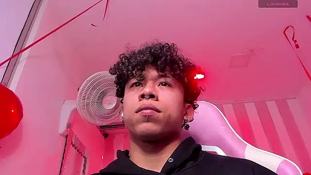 Snapshot of AkazaBoy_ chatting on 02.11.26 AkazaBoy online show from 02.11.26