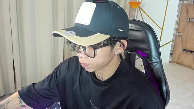 Snapshot of AkazaBoy_ chatting on 05.06.26 AkazaBoy online show from 05.06.26