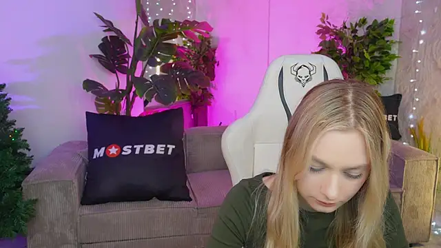 Magnetic Mia  online show from 01.07.25