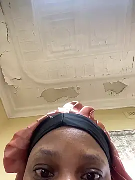 Snapshot of BeautyAuroa chatting on 02.17.25 BeautyAuroa online show from 02.17.25