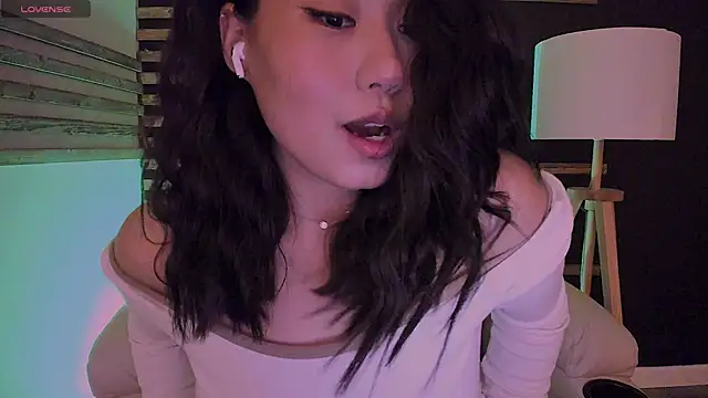 kimmy chi  online show from 02.05.25