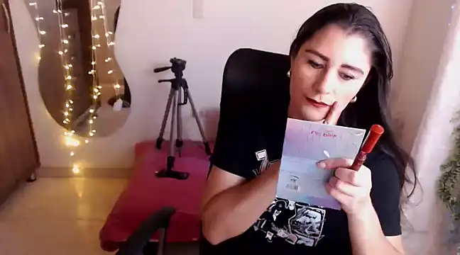 Snapshot of LUCY_LI chatting on 01.12.25 LUCY LI online show from 01.12.25