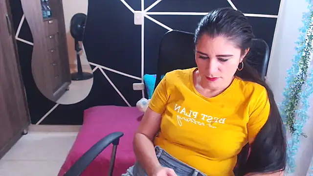 Snapshot of LUCY_LI chatting on 01.17.25 LUCY LI online show from 01.17.25