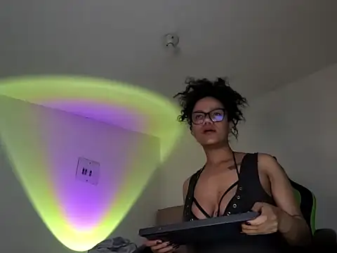 Snapshot of Ale_xandra chatting on 10.21.25 Ale xandra online show from 10.21.25