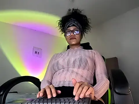 Snapshot of Ale_xandra chatting on 10.25.25 Ale xandra online show from 10.25.25