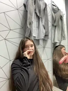 Snapshot of Holly_Molii chatting on 12.15.24 Holly Molii online show from 12.15.24