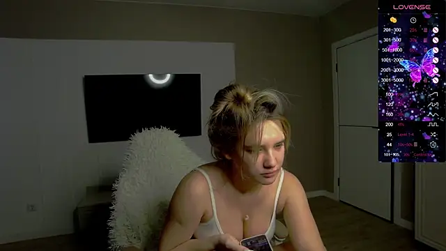 Snapshot of Holly_Molii chatting on 10.30.25 Holly Molii online show from 10.30.25