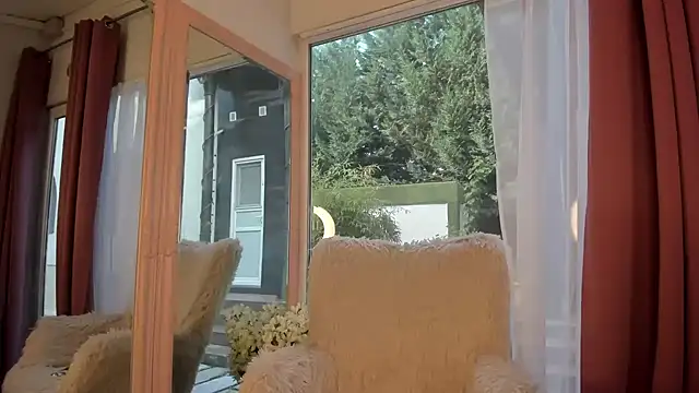 Snapshot of Mia__Milan chatting on 10.10.25 Mia Milan online show from 10.10.25