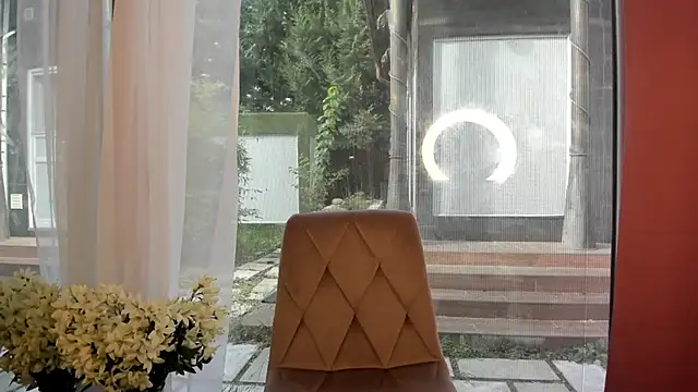 Snapshot of Mia__Milan chatting on 10.23.25 Mia Milan online show from 10.23.25