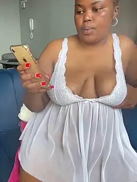 Snapshot of Curveysinaa chatting on 01.18.26 Curveysinaa online show from 01.18.26