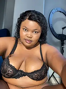 Snapshot of Curveysinaa chatting on 02.18.26 Curveysinaa online show from 02.18.26