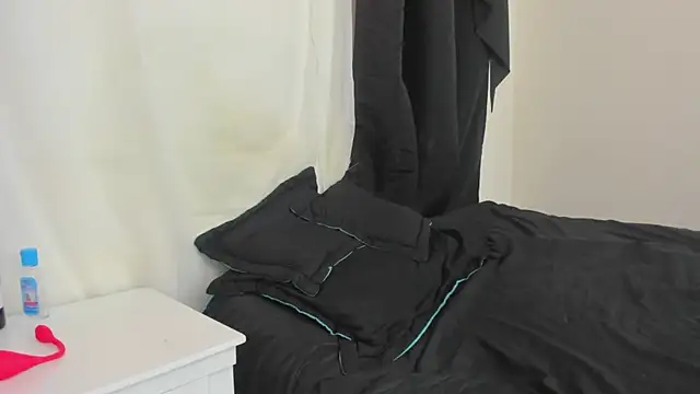 Snapshot of lindacastro02 chatting on 12.06.24 lindacastro02 online show from 12.06.24