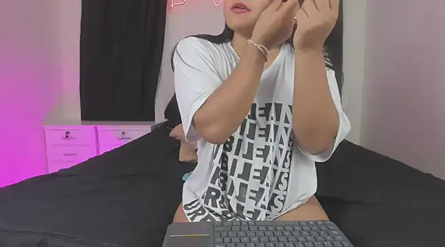 Snapshot of lindacastro02 chatting on 03.05.25 lindacastro02 online show from 03.05.25