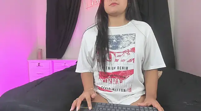 Snapshot of lindacastro02 chatting on 03.14.25 lindacastro02 online show from 03.14.25