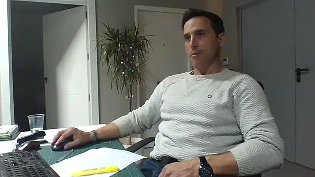 Snapshot of Lucas___81 chatting on 12.17.25 Lucas 81 online show from 12.17.25