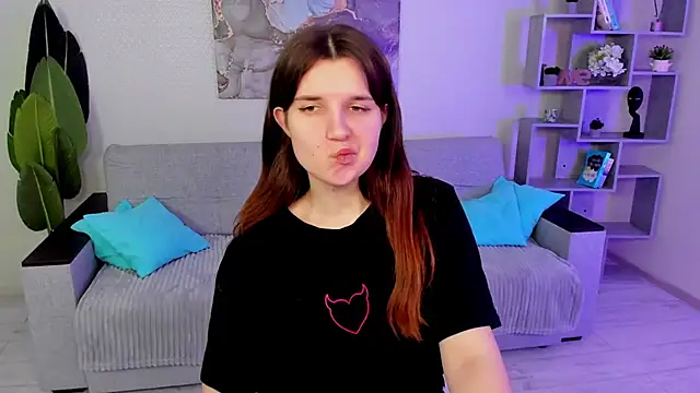 Snapshot of BonneyLove chatting on 03.20.25 BonneyLove online show from 03.20.25