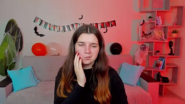 Snapshot of BonneyLove chatting on 10.17.25 BonneyLove online show from 10.17.25