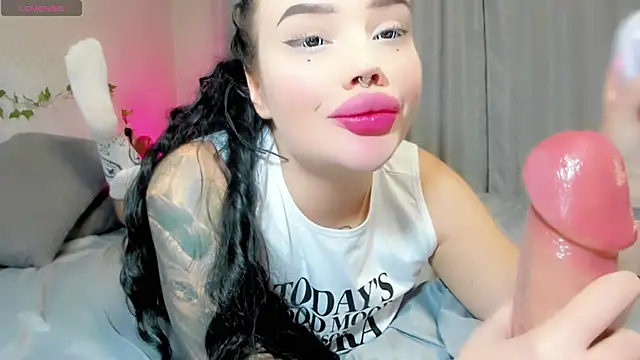 Snapshot of Aira_vi chatting on 10.13.25 Aira vi online show from 10.13.25