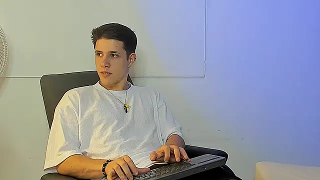 Snapshot of Adan_rivas_ chatting on 12.26.24 Adan rivas online show from 12.26.24