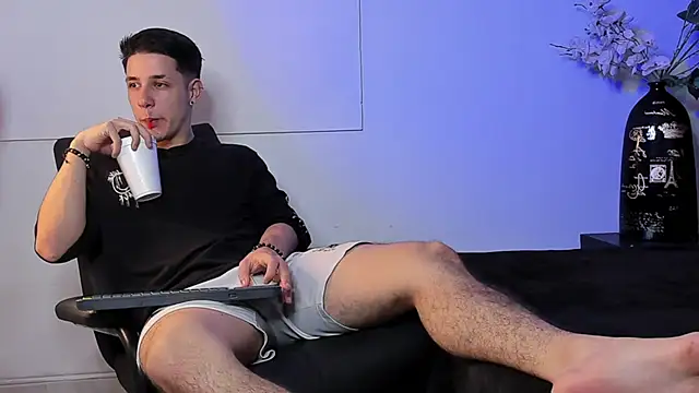 Snapshot of Adan_rivas_ chatting on 01.21.25 Adan rivas online show from 01.21.25