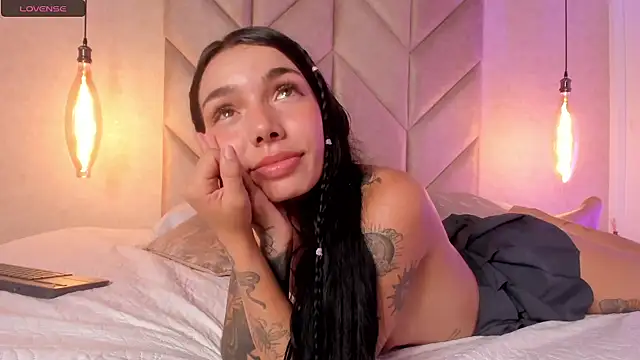 Snapshot of Mollymoon1 chatting on 01.10.25 Mollymoon1 online show from 01.10.25