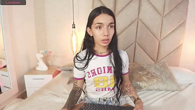 Snapshot of Mollymoon1 chatting on 01.15.25 Mollymoon1 online show from 01.15.25