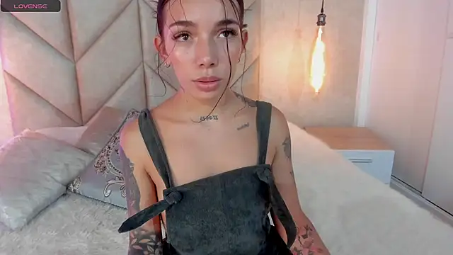 Snapshot of Mollymoon1 chatting on 01.20.25 Mollymoon1 online show from 01.20.25