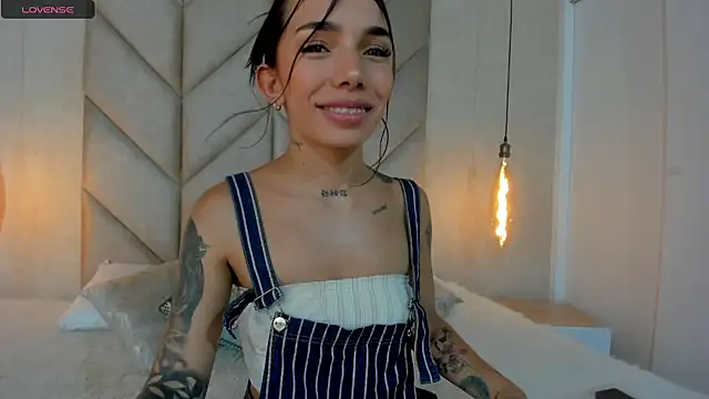 Snapshot of Mollymoon1 chatting on 01.22.25 Mollymoon1 online show from 01.22.25