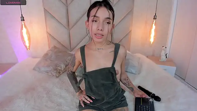 Snapshot of Mollymoon1 chatting on 01.31.25 Mollymoon1 online show from 01.31.25