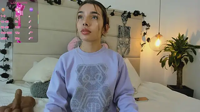 Snapshot of Mollymoon1 chatting on 10.28.25 Mollymoon1 online show from 10.28.25