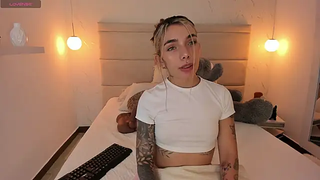 Mollymoon1 online show from 11.27.25