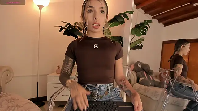 Mollymoon1 online show from 01.31.26