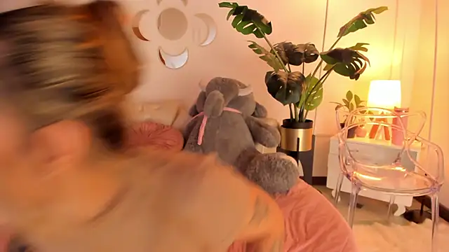 Mollymoon1 online show from 02.14.26