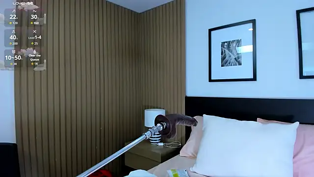 Snapshot of doll_bella_ chatting on 09.18.25 doll bella online show from 09.18.25