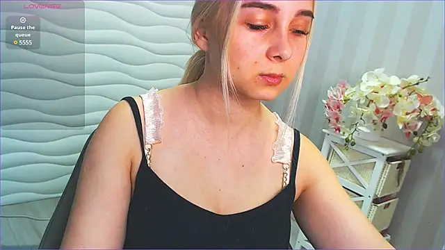 Snapshot of DolphinDreams chatting on 12.19.24 DolphinDreams online show from 12.19.24