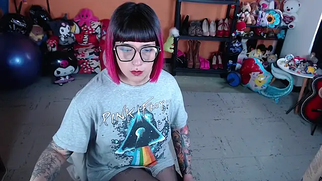 MissMiia2 online show from 10.24.25