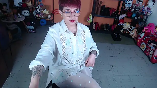 Snapshot of MissMiia2 chatting on 06.18.26 MissMiia2 online show from 06.18.26