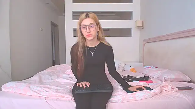 Snapshot of Iren chatting on 10.02.25 Iren online show from 10.02.25