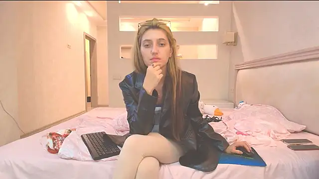 Snapshot of Iren chatting on 10.08.25 Iren online show from 10.08.25
