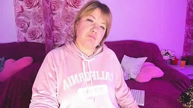 Snapshot of CurlyDreams chatting on 02.19.26 CurlyDreams online show from 02.19.26