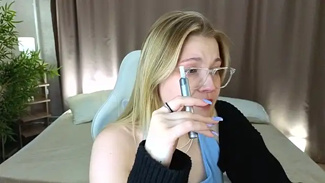 Snapshot of Colleen_Blake chatting on 04.18.26 Colleen Blake online show from 04.18.26