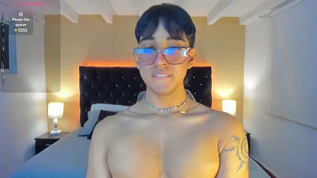 Snapshot of Dark_hairy_ chatting on 02.22.25 Dark hairy  online show from 02.22.25