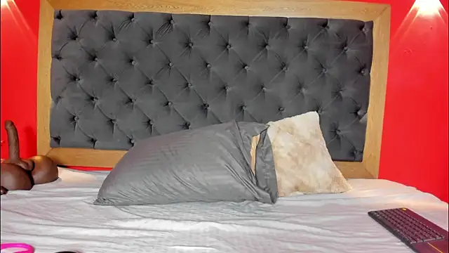 YayaHilton online show from 10.09.25