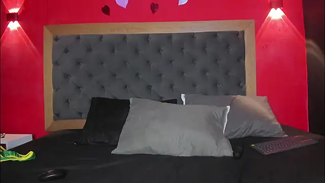 YayaHilton online show from 04.16.26