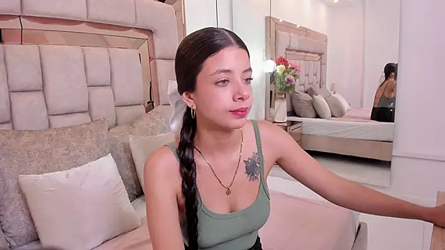 Snapshot of coraltaylor chatting on 10.11.25 coraltaylor online show from 10.11.25