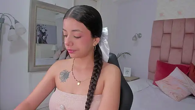 Snapshot of coraltaylor chatting on 10.13.25 coraltaylor online show from 10.13.25